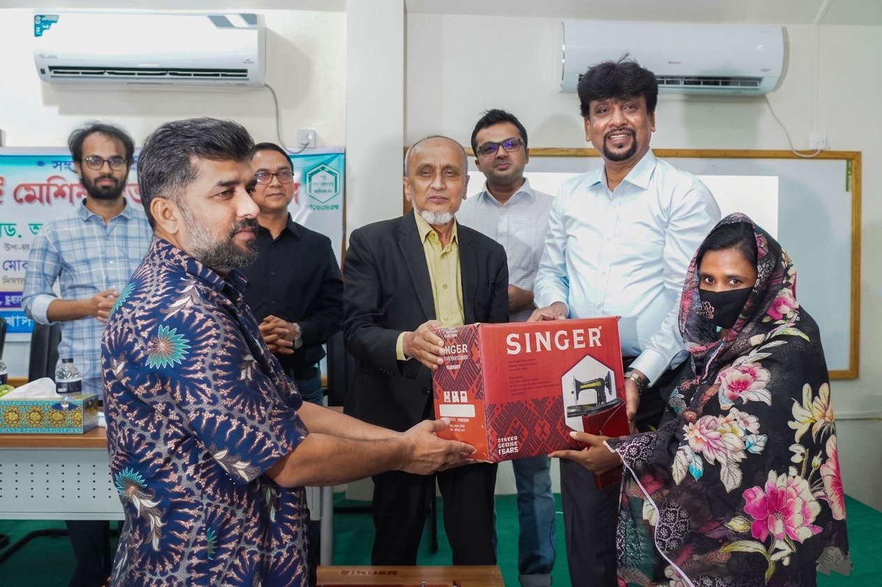 অসহায় ও দুঃস্থদের স্বাবলম্বী করতে সেলাই মেশিন বিতরণ 